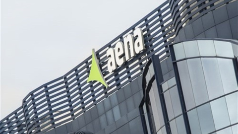 El logo del gestor de aeropuertos Aena, en su sede en Madrid. E.P.