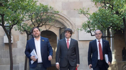 Oriol Junqueras, Carles Puigdemont i Jordi Turull a la seva entrada a la reunió del govern de la Generalitat / EFE Marta Pérez