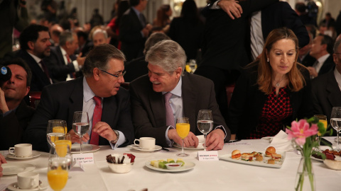 El ministro del Interior, Juan Ignacio Zoido (i.) junto al de Exteriores, Alfonso Dastis, durante un desayuno informativo.- EUROPA PRESS