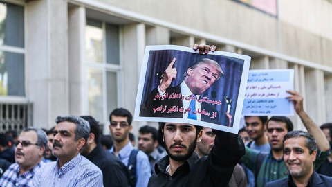 Estudiantes iraníes sostienen una foto de Trump durante una protesta contra el presidente de EEUU en Teherán. /REUTERS