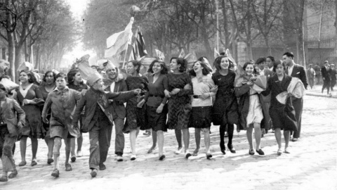 Mujeres celebrando la proclamación de la Segunda República