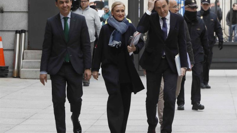 La presidenta de la Comunidad de Madrid, Cristina Cifuentes (c), junto al coordinador general del PP, Fernando Martínez Maíllo (i), y el portavoz popular en el Congreso, Rafael Hernando (d), a su llegada al Congreso de los Diputados, donde hoy comparece