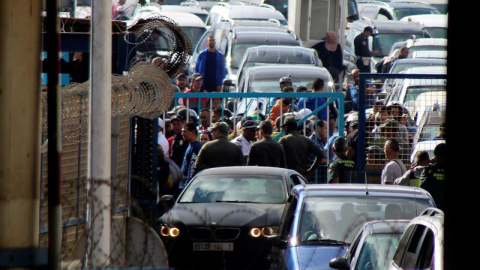 La frontera del Tarajal de Ceuta con Marruecos ha vuelto a sufrir cierres intermitentes desde primeras horas de la mañana. - EFE