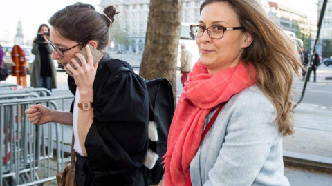 La exconseller catalana de Agricultura Meritxell Serret (derecha) llega al tribunal de primera instancia de Bruselas. (STEPHANIE LECOCQ | EFE)