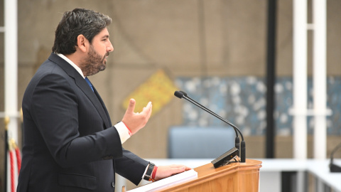 El candidato del PP para gobernar la Región de Murcia, Fernando López Miras, en el debate y votación de su investidura, a 6 de julio de 2023, en Cartagena.