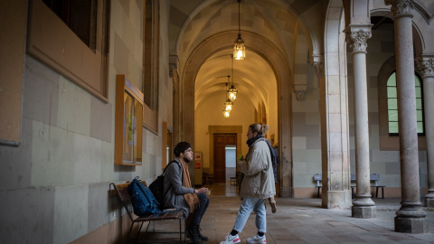 Dos personas en la Facultad de Filología y Comunicación de la Universitat de Barcelona, el edificio central. Imagen de Archivo.