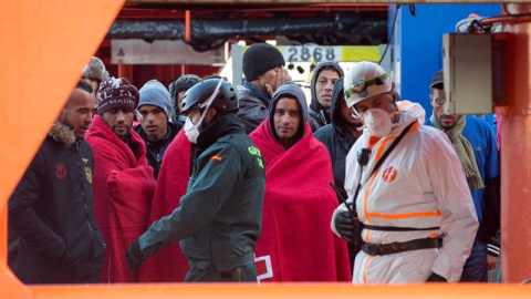 Unos 470 migrantes han llegado en las últimas horas a Cartagena transportados por un patrullero de la Armada en un dispositivo especial que se ha montado al detectar una oleada de pateras hacia las costas murcianas. EFE/ Marcial Guillén