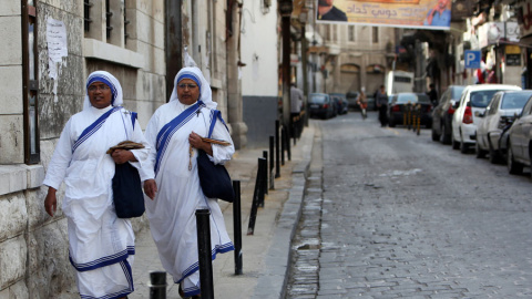 Dos monjas caminan por Damasco. REUTERS/Ali Hashisho