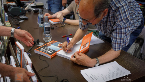 18/8/23 Manuel Monge firma ejemplares de su libro durante una presentación.