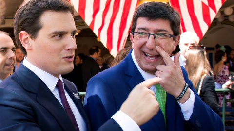 El presidente de Ciudadanos, Albert Rivera junto al líder de su partido en Andalucía, Juan Marín, durante su visita la Feria de Abril de Sevilla. EFE