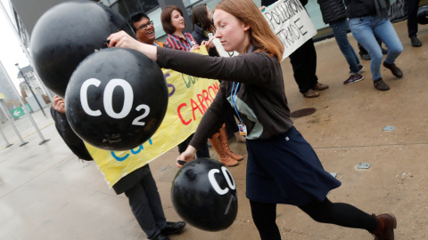 Una activista protesta contra las emisiones de CO2 en la cumbre climática de Bonn, Alemania.- REUTERS