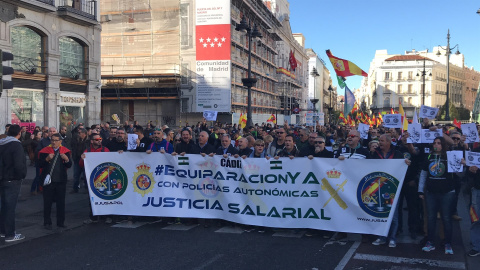 Manifestación de guardias civiles y policías nacionales en Madrid por una equiparación salarial entre los cuerpos de seguridad del Estado./EUROPA PRESS