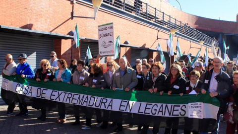 Un gran número de manifestantes que esperaban en la estación de Atocha la llegada del presidente extremeño, Guillermo Fernández Vara.- EFE