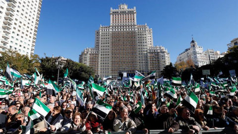 La sociedad extremeña protagoniza una manifestación en Madrid por "un tren digno ya" para la región, la mayor movilización de la ciudadanía de esta comunidad, que en pleno siglo XXI tiene una red ferroviaria de vía única, sin electrificar y con tre