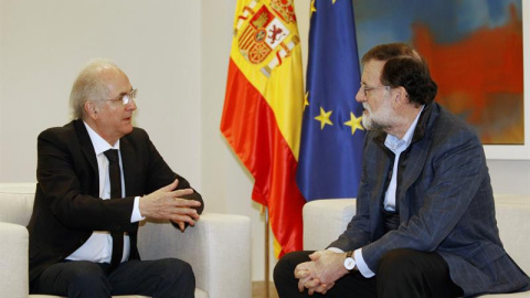 El opositor venezolano Antonio Ledezma, recién fugado de su arresto domiciliario en Venezuela, durante su encuentro con Mariano Rajoy este sábado en Moncloa.-EFE