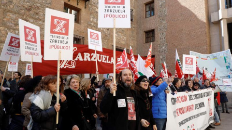 Los trabajadores del Teatro de la Zarzuela durante una protesta contra los planes de fusión con el Teatro Real.- EFE