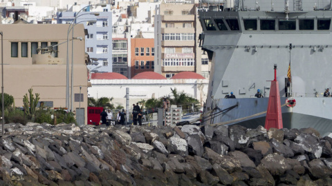 El cadáver de uno de los fallecidos en el segundo accidente de helicóptero 'Super Puma' llega a Las Palmas. EFE