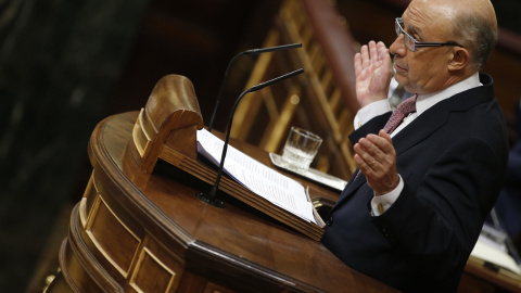 El ministro de Hacienda, Cristóbal Montoro, en la tribuna del Congreso de los Diputados. EFE/ Javier Lizón