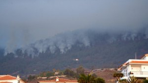 La fuerza del incendio forestal de Tenerife y la orografía dificultan su extinción