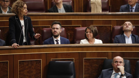 La portavoz adjunta del grupo socialista, Meritxell Batet, durante una de sus intervenciones en la sesión de control al Gobierno que hoy se celebra en el Congreso en presencia del ministro de Economía, Luis de Guindos (d). EFE/Javier Lizon