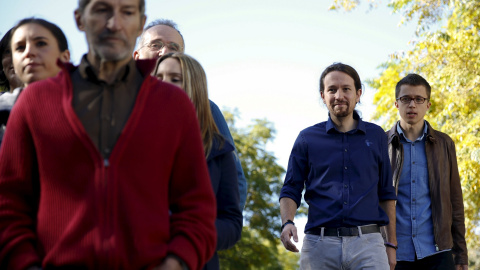 El líder de Podemos, Pablo Iglesias, jubnto a Iñigo Errejon, anets de posar en una foto de familia con otros candidatos de la formación para el 20-D, entre ellos, el general Jose Julio Rodriguez. REUTERS/Sergio Perez