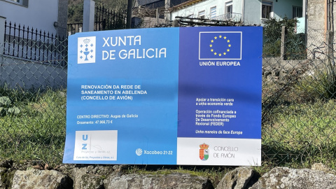 18/8/23 Cartel informativo sobre un proyecto cofinanciado con fondos europeos en el municipio de Avión, en Ourense.