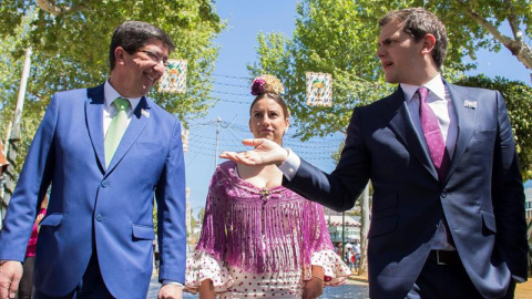 El presidente de Ciudadanos, Albert Rivera (d), junto al líder de su partido en Andalucía, Juan Marín (i), durante su visita la Feria de Abril de Sevilla. EFE