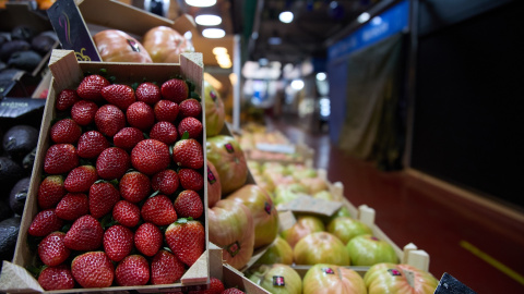 Mostrador de una frutería en un mercado de Madrid.