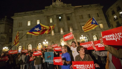 Concentración en Plaça de Sant Jaume en favor de la República catalana convocada por los CDR / EFE