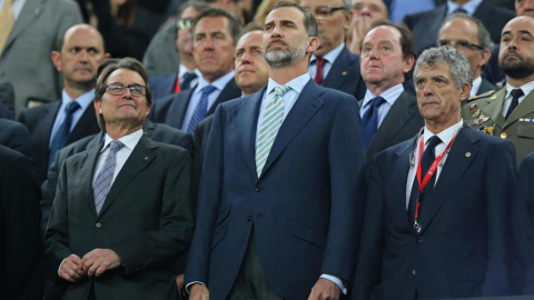 Artur Mas, el rey Felipe VI y Ángel María Villar durante la pitada al himno en la última final de la Copa del Rey.- EFE