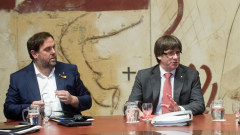 El vicepresidente Oriol Junqueras y el Presidente Carles Puigdemont en la reunión del govern de la Generalitat / EFE Marta Pérez