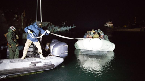 Guardacostas libios detienen una embarcación de inmigrantes subsaharianos en el puerto de Trípoli.- EPA