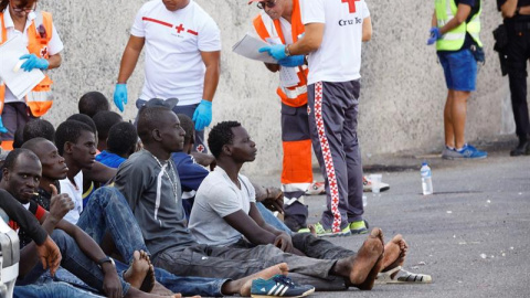 Varias personas recién llegadas en patera a la costa de Canarias.- EFE