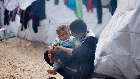 Niños palestinos desplazados en un campamento  durante el conflicto en curso entre Israel y Palestina.