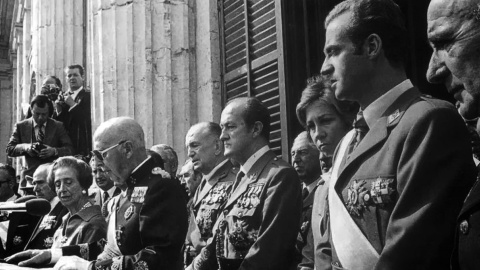 El dictador Francisco Franco y el entonces príncipe de Asturias y hoy rey emérito Juan Carlos de Borbón, en un acto celebrado 59 días antes de la muerte del primero.