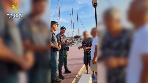 Agentes de la Guardia Civil identifican a a los tripulantes de la embarcación que dispararon a una orca cerca del Estrecho.