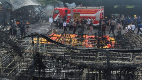 La policía forense en el incendio de la fábrica en Tangerang, Indonesia. AFP/GETTY