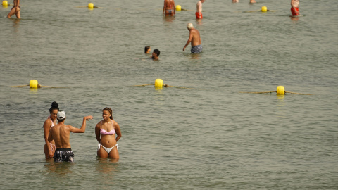 Bañistas en la playa de la Malvarrosa, a 10 de agosto de 2023, en València.