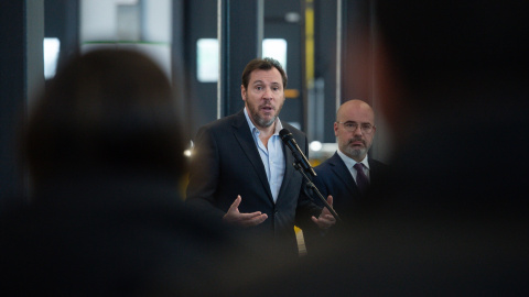 El ministro de Transportes y Movilidad Sostenible, Óscar Puente, durante una visita a las instalaciones de la base de mantenimiento de alta velocidad en Vallecas.