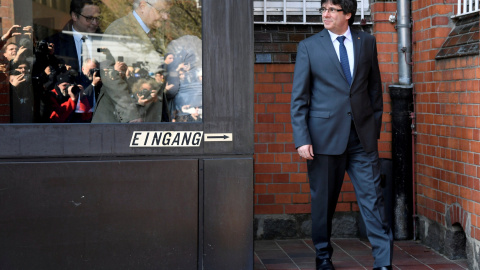 El expresident catalán Carles Puigdemont, a su salida de la prisión alemana de Neumuenster. REUTERS/Fabian Bimmer