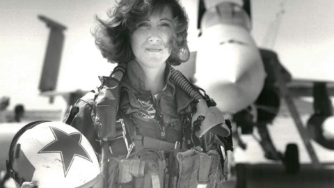 La piloto del avión de Southwest, Tammie Jo Shults, en una imagen de 1992, cuando era piloto de combate. | REUTERS