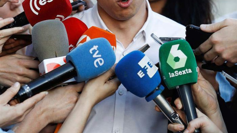 Errejón atiende a los medios en las puertas del Congreso. | (EMILIO NARANJO | EFE)