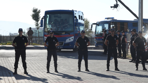 La policía antidisturbios vigila la llegada de los vehículos que llevan soldados acusados ​​del fallido golpe de estado, llegan para un juicio en Mugla. / REUTERS