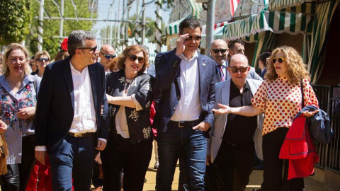 El secretario general del PSOE, Pedro Sánchez (centro) pasea por el Real la Feria de Abril de 2018. (PEPO HERRERA | EFE)