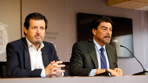 José Císcar (izq.) y Luis Barcala (dcha.) en el Ayuntamiento de Alicante.- EFE