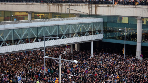 Miles de personas se agolpan ante el aeropuerto de El Prat después de que la plataforma Tsunami Democrático llamara a paralizar la actividad del aeropuerto de Barcelona, en protesta por la condena a los líderes del proceso. EFE/Quique García.