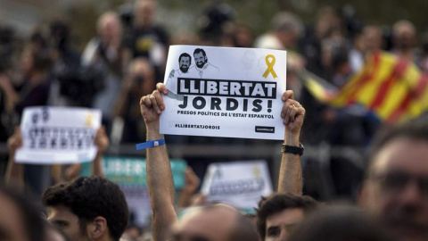 Un momento de la manifestación para pedir la libertad de Jordi Sànchez y Jordi Cuixart, que se celebró el pasado sábado 21 de octubre. / EFE