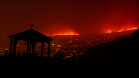 Vista del incendio forestal en Tenerife sobre las montañas cerca de casas vacías después de la evacuación en diferentes pueblos del norte de la isla. REUTERS/Nacho Doce