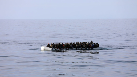 Inmigrantes en una patera frente a la costa de Libia hace unos días. REUTERS/Hani Amara