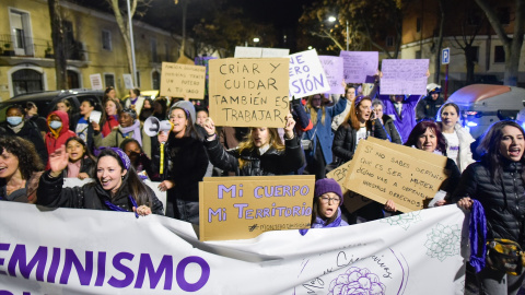 Cientos de personas protestan con carteles durante una manifestación convocada por la Plataforma Feminista Guadalajara por el 8M, Día Internacional de la Mujer, en Guadalajara, Castilla La-Mancha (España).